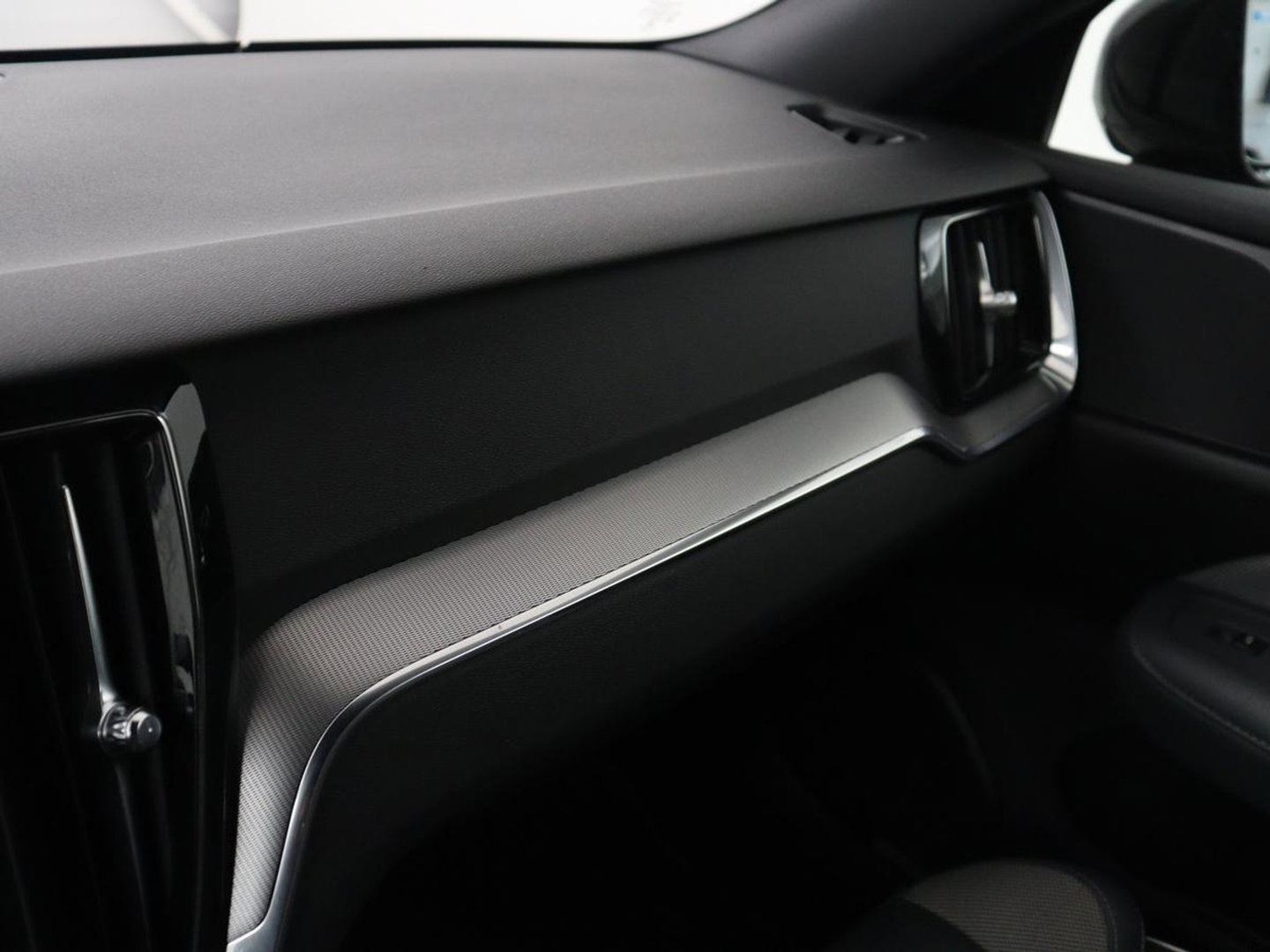 Volvo V60 2.0 B4 R-Design | Stoelverwarming | Adaptive cruise | Carplay | Camera | Keyless | Navigatie | Half leder | Full LED | Parkeerhulp | Climate control