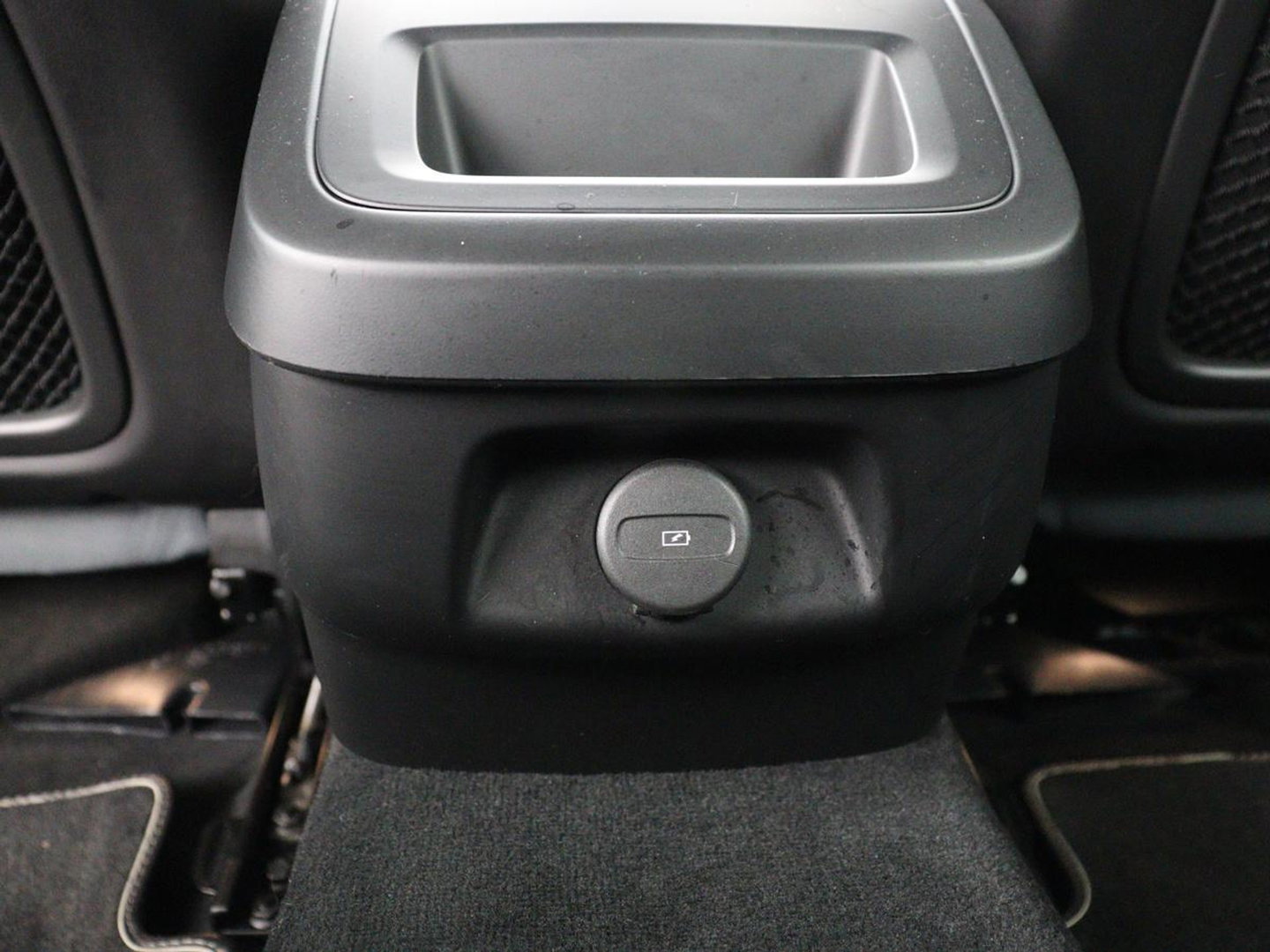 Volvo V60 2.0 B4 R-Design | Stoelverwarming | Adaptive cruise | Carplay | Camera | Keyless | Navigatie | Half leder | Full LED | Parkeerhulp | Climate control