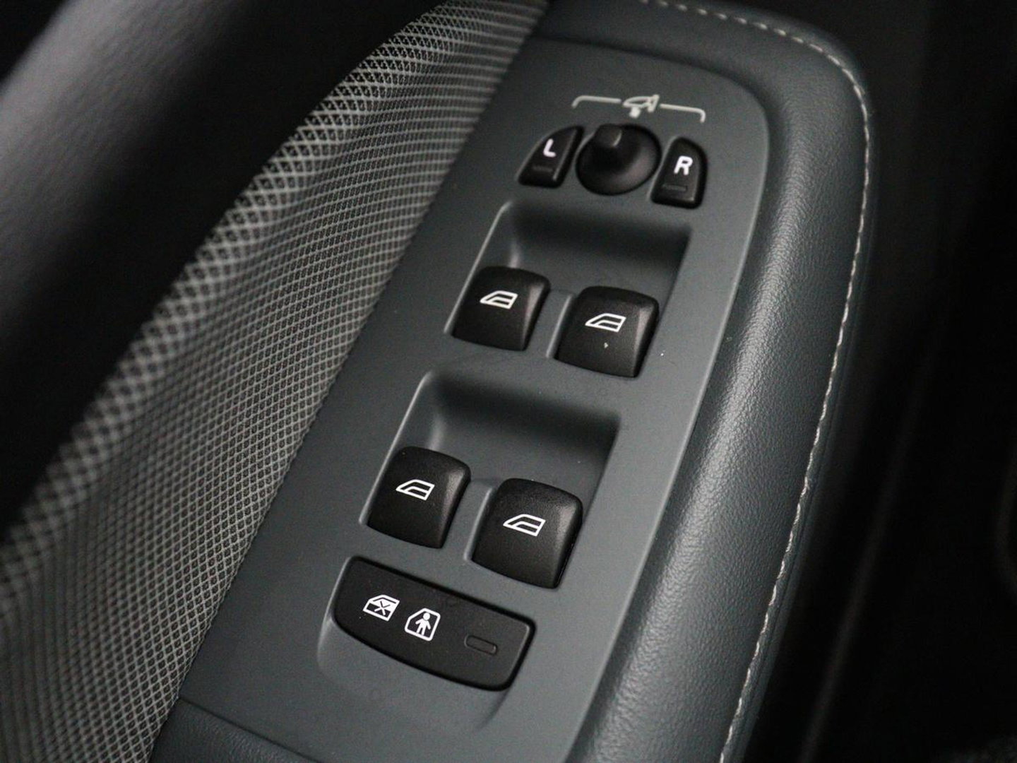 Volvo V60 2.0 B4 R-Design | Stoelverwarming | Adaptive cruise | Carplay | Camera | Keyless | Navigatie | Half leder | Full LED | Parkeerhulp | Climate control