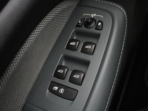 Volvo V60 2.0 B4 R-Design | Stoelverwarming | Adaptive cruise | Carplay | Camera | Keyless | Navigatie | Half leder | Full LED | Parkeerhulp | Climate control