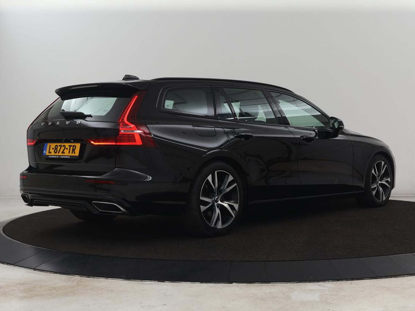 Volvo V60 2.0 B4 R-Design | Stoelverwarming | Adaptive cruise | Carplay | Camera | Keyless | Navigatie | Half leder | Full LED | Parkeerhulp | Climate control