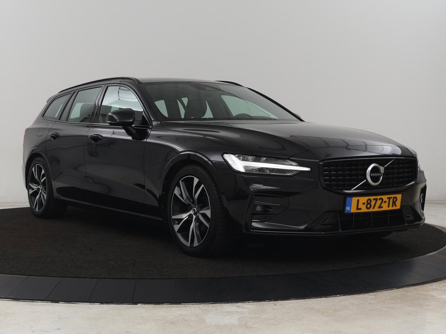 Volvo V60 2.0 B4 R-Design | Stoelverwarming | Adaptive cruise | Carplay | Camera | Keyless | Navigatie | Half leder | Full LED | Parkeerhulp | Climate control
