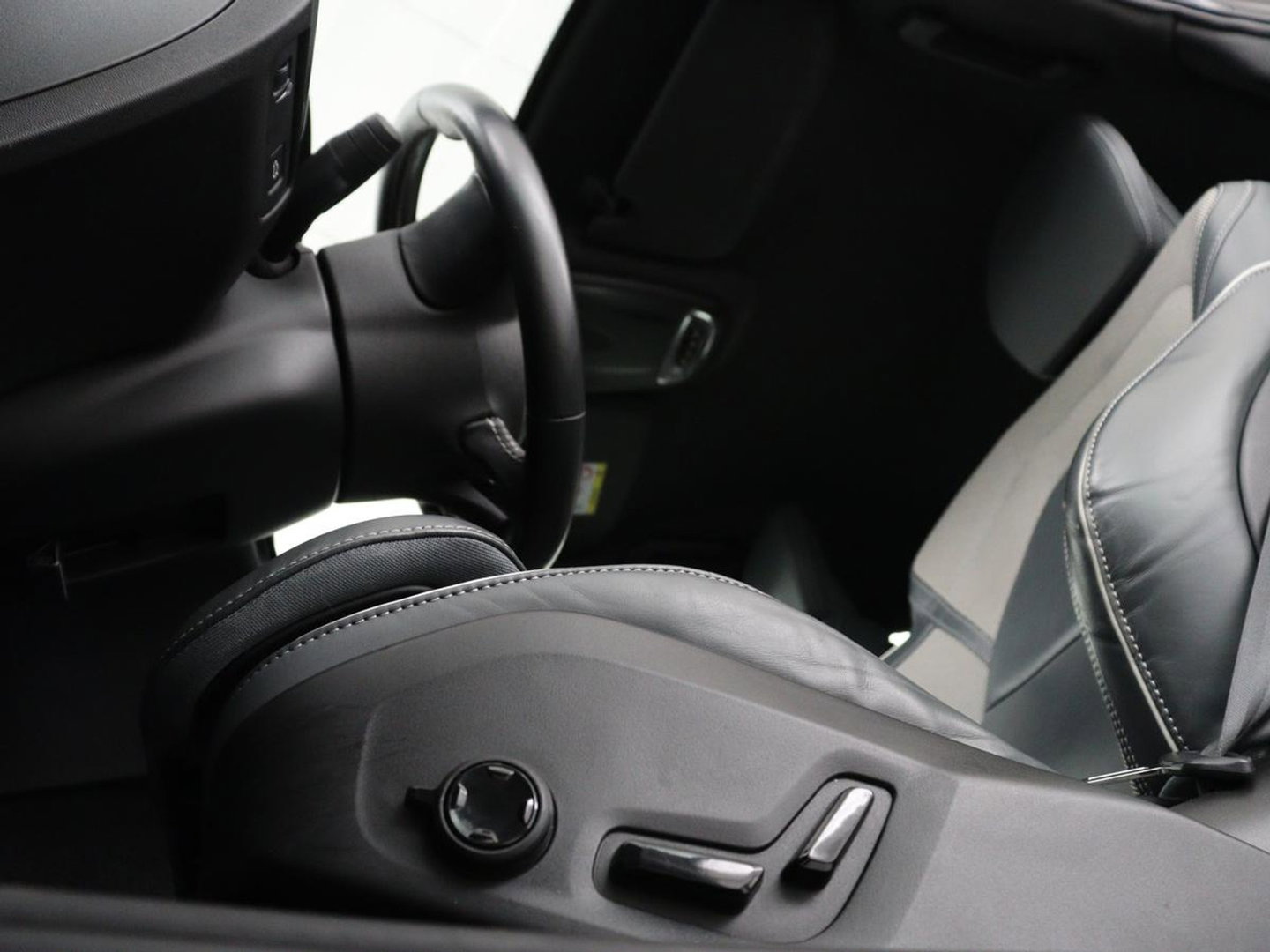 Volvo V60 2.0 B4 R-Design | Stoelverwarming | Adaptive cruise | Carplay | Camera | Keyless | Navigatie | Half leder | Full LED | Parkeerhulp | Climate control