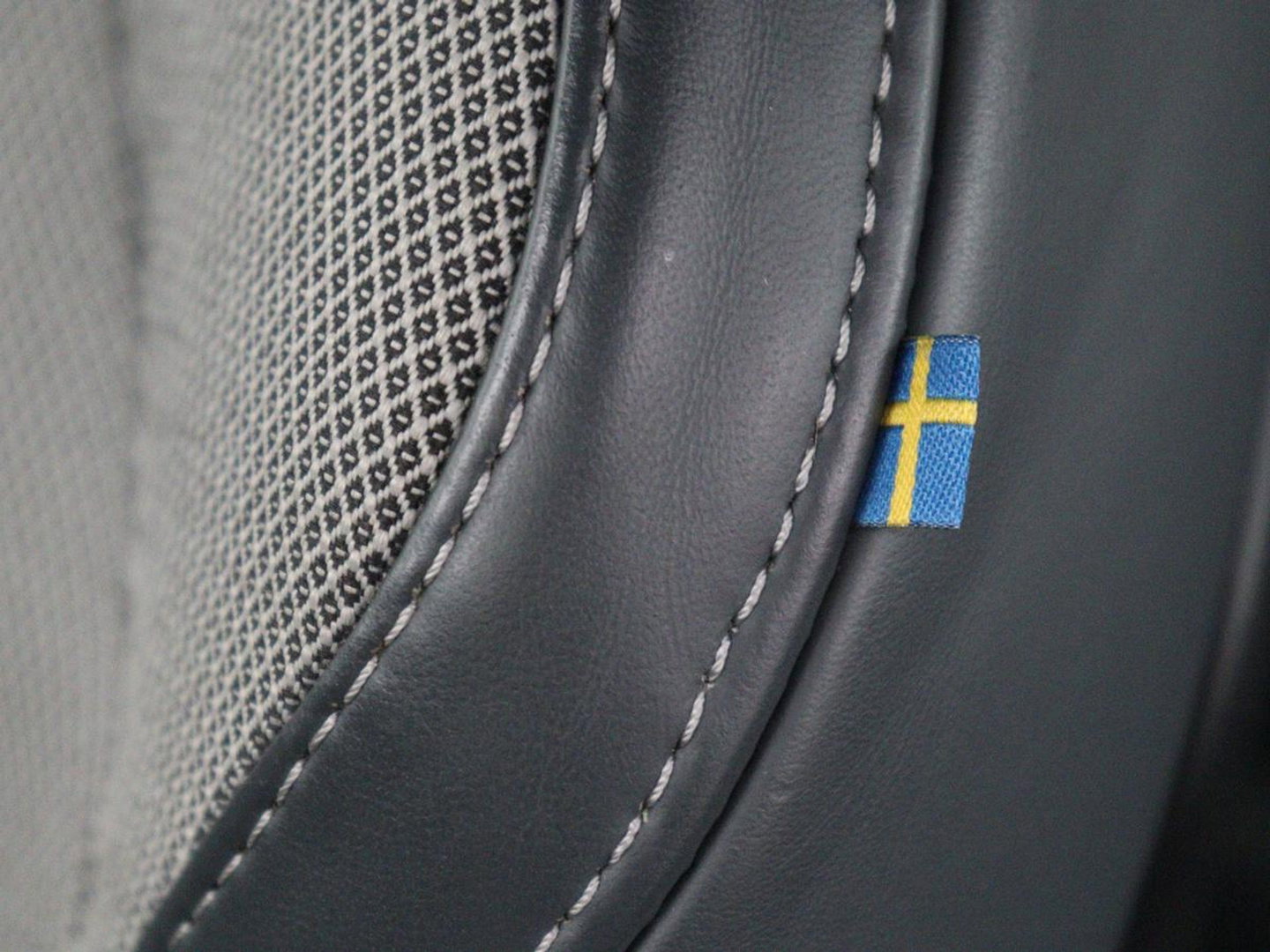 Volvo V60 2.0 B4 R-Design | Stoelverwarming | Adaptive cruise | Carplay | Camera | Keyless | Navigatie | Half leder | Full LED | Parkeerhulp | Climate control