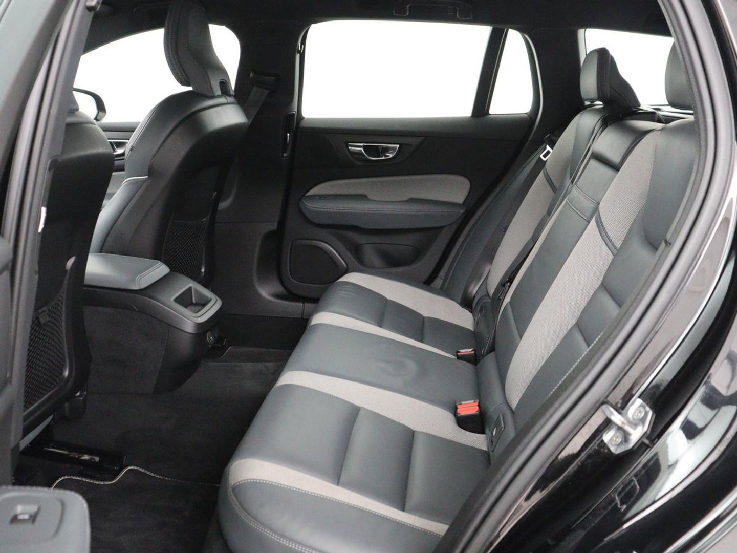 Volvo V60 2.0 B4 R-Design | Stoelverwarming | Adaptive cruise | Carplay | Camera | Keyless | Navigatie | Half leder | Full LED | Parkeerhulp | Climate control