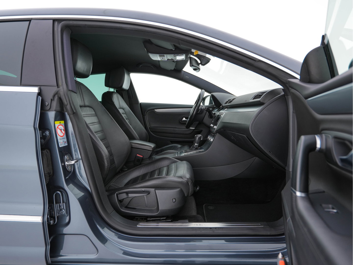 Volkswagen CC 1.8 TSI Aut. *LEATHER | BI-XENON | HEATED-SPORTSEATS | NAVI-FULLMAP | ECC | PDC | CRUISE | SHIFTPADDLES | PRIVACY-GLASS | TOWBAR | 18''ALU*