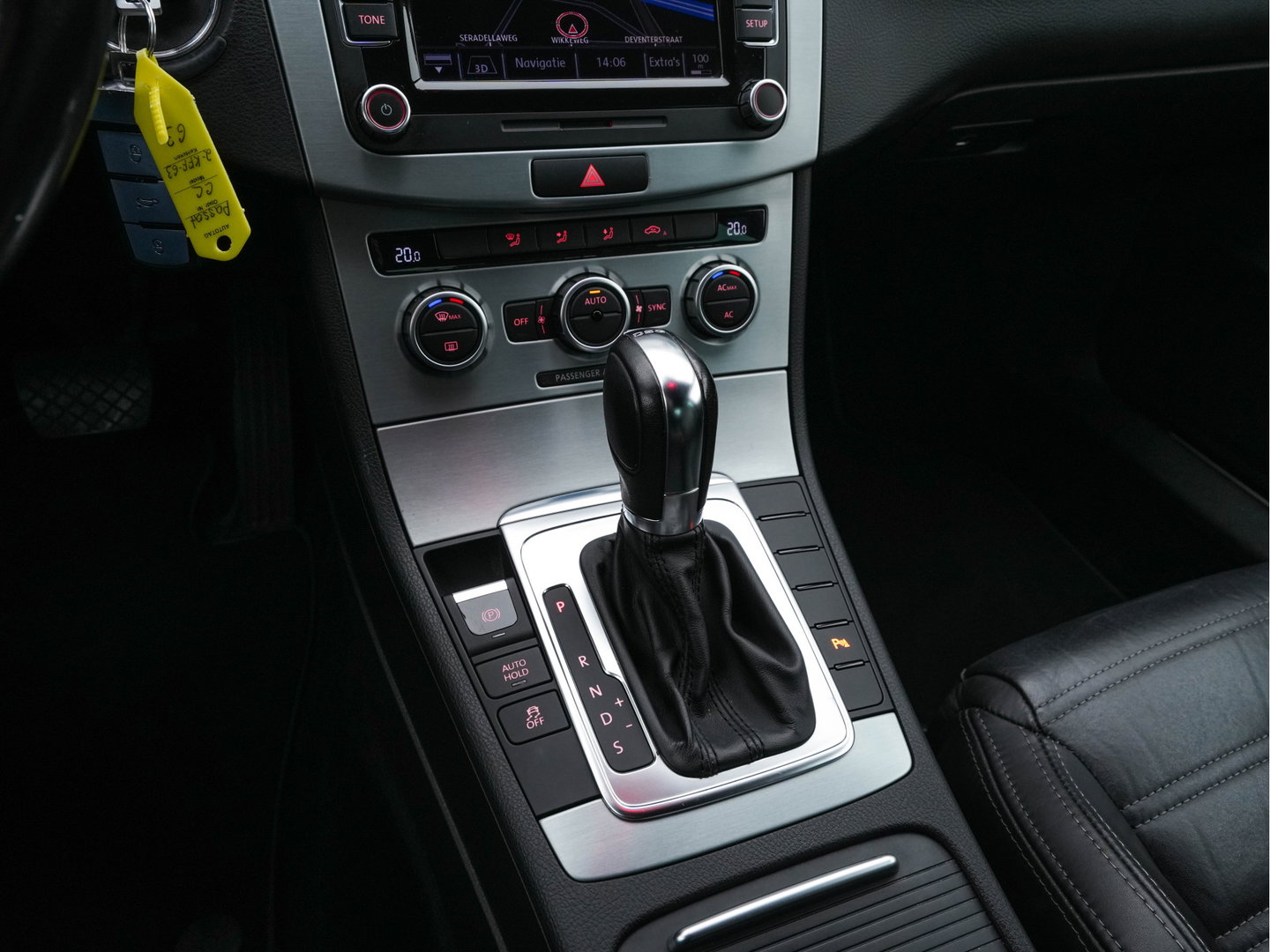 Volkswagen CC 1.8 TSI Aut. *LEATHER | BI-XENON | HEATED-SPORTSEATS | NAVI-FULLMAP | ECC | PDC | CRUISE | SHIFTPADDLES | PRIVACY-GLASS | TOWBAR | 18''ALU*