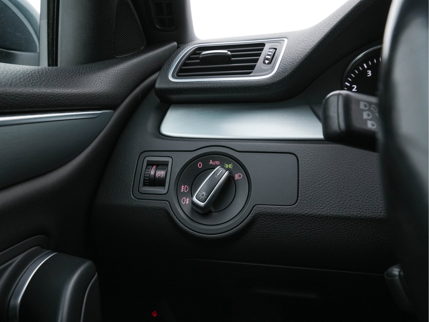 Volkswagen CC 1.8 TSI Aut. *LEATHER | BI-XENON | HEATED-SPORTSEATS | NAVI-FULLMAP | ECC | PDC | CRUISE | SHIFTPADDLES | PRIVACY-GLASS | TOWBAR | 18''ALU*