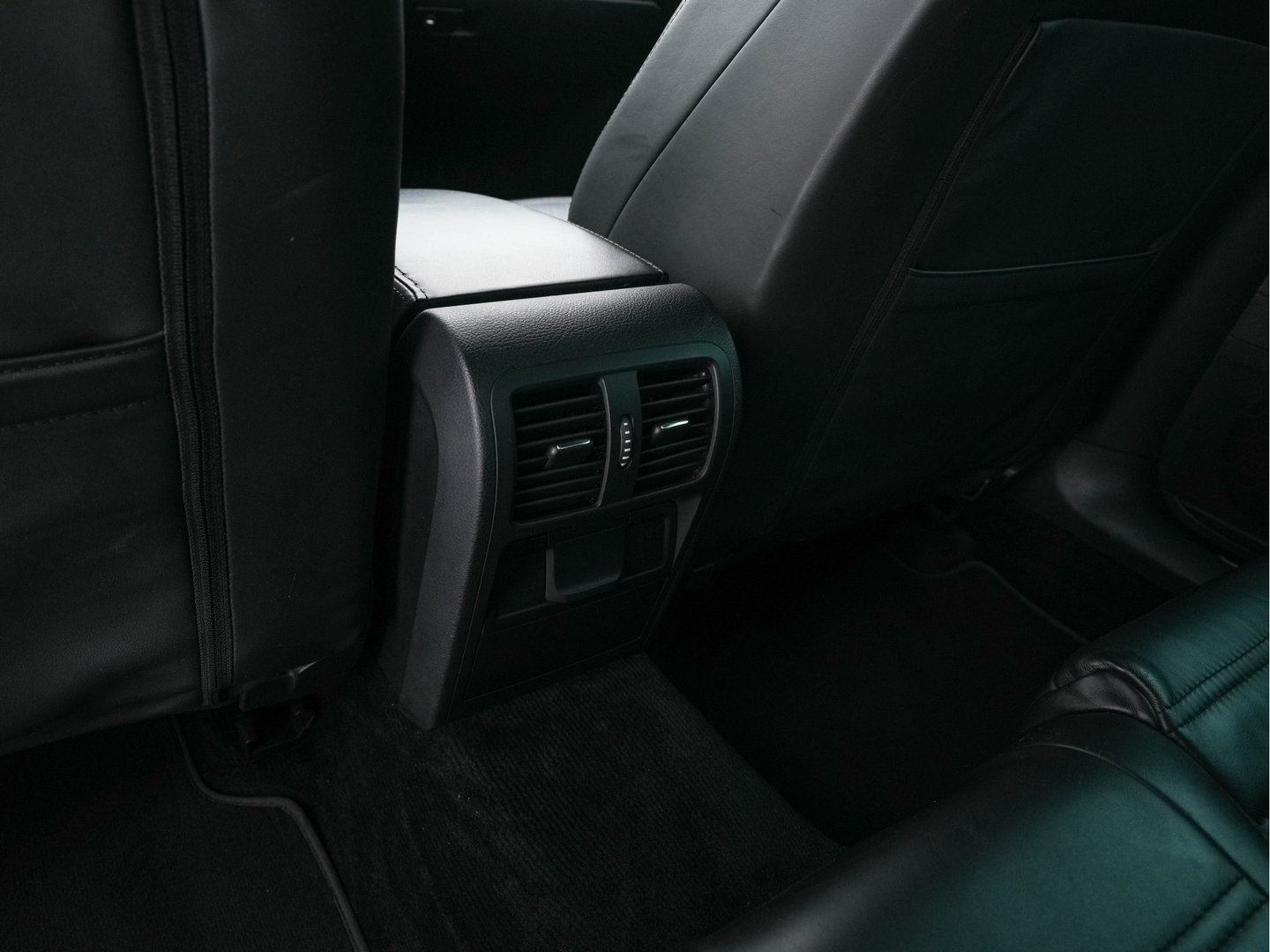 Volkswagen CC 1.8 TSI Aut. *LEATHER | BI-XENON | HEATED-SPORTSEATS | NAVI-FULLMAP | ECC | PDC | CRUISE | SHIFTPADDLES | PRIVACY-GLASS | TOWBAR | 18''ALU*