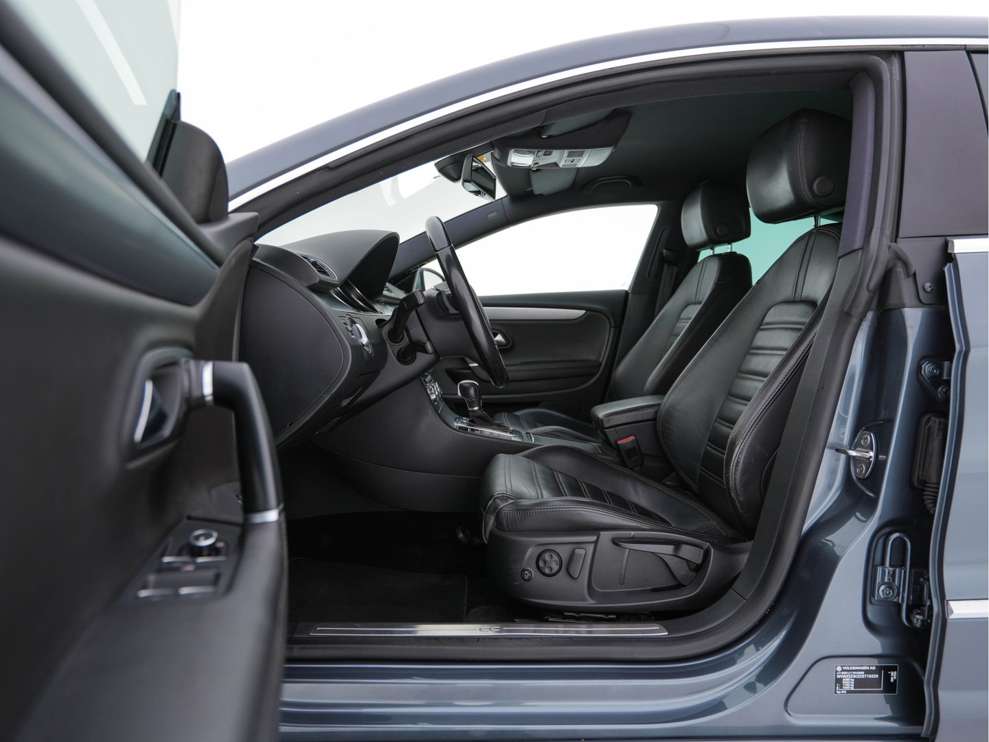 Volkswagen CC 1.8 TSI Aut. *LEATHER | BI-XENON | HEATED-SPORTSEATS | NAVI-FULLMAP | ECC | PDC | CRUISE | SHIFTPADDLES | PRIVACY-GLASS | TOWBAR | 18''ALU*