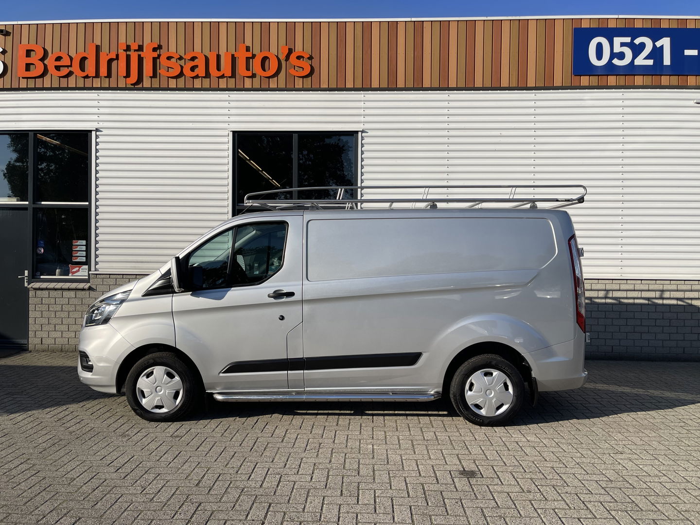 Ford Transit Custom 280 2.0 TDCI 105pk L1H1 Trend / vaste prijs rijklaar € 14.950 ex btw / lease vanaf € 311 / airco / cruise / imperial / achteruit rijcamera / trekhaak 2400 kg / ex schilders bus