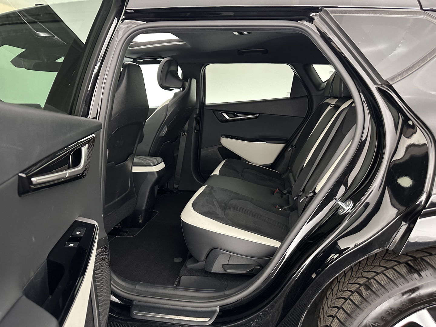 Kia Ev6 GT-Line 77.4 kWh [ 3-Fase-11kW ] (SOH-100%) (INCL-BTW) Aut. *HEATPUMP | PANO | HEAD-UP | LEATHER-ALCANTARA | ADAPTIVE-CRUISE | DIGI-COCKPIT | MERIDIAN-AUDIO | MEMORYPACK | FULL-LED | KEYLESS | TOPVIEW | DAB | BLINDSPOT | NAVI-FULLMAP |