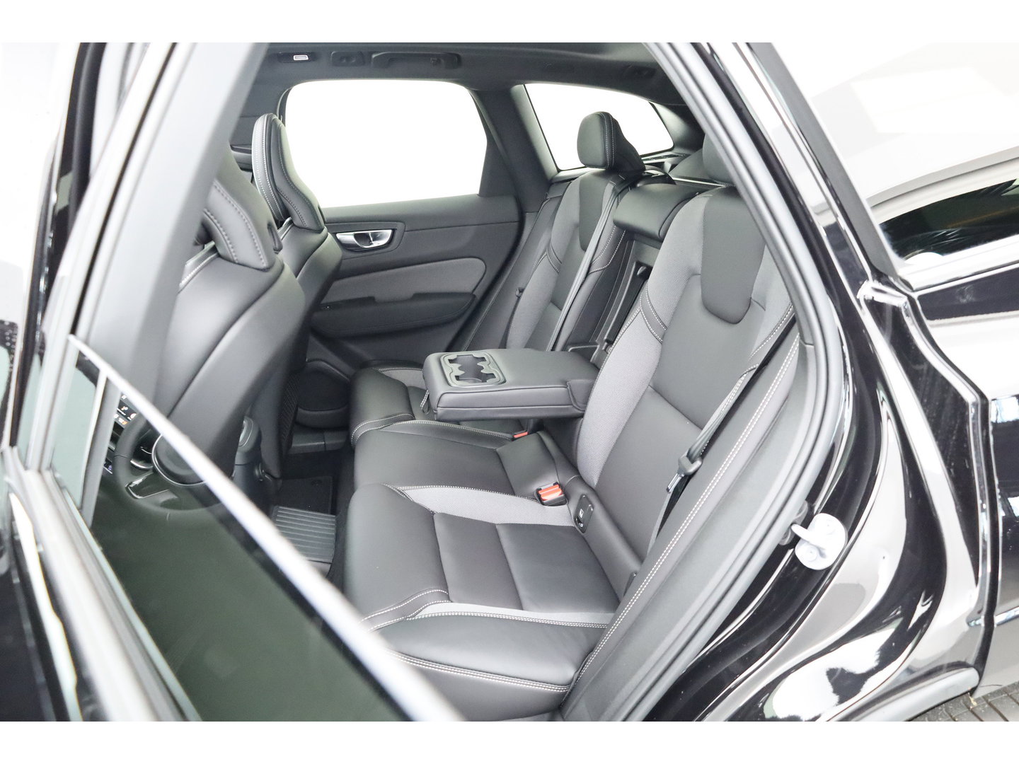 Volvo XC60 2.0 T6 Plug-in hybrid AWD Plus Black Edition | Pano | 360Cam | Stoel- Stuurverw. | Memory | Harman Kardon | CarPlay | 21''