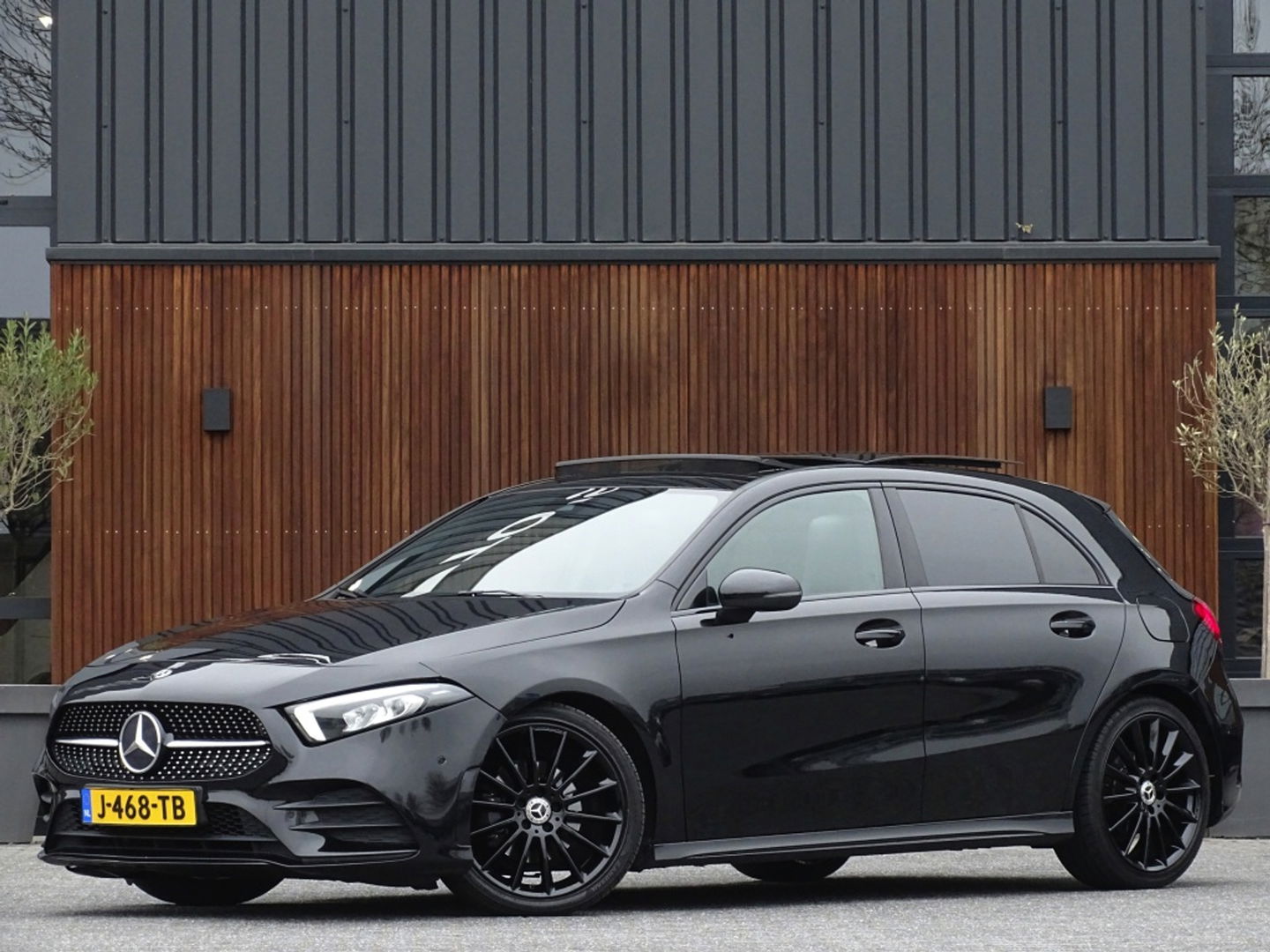 Mercedes-Benz A-Klasse 180d Bns Sol. AMG-pakket / Burmester / dakraam / LED