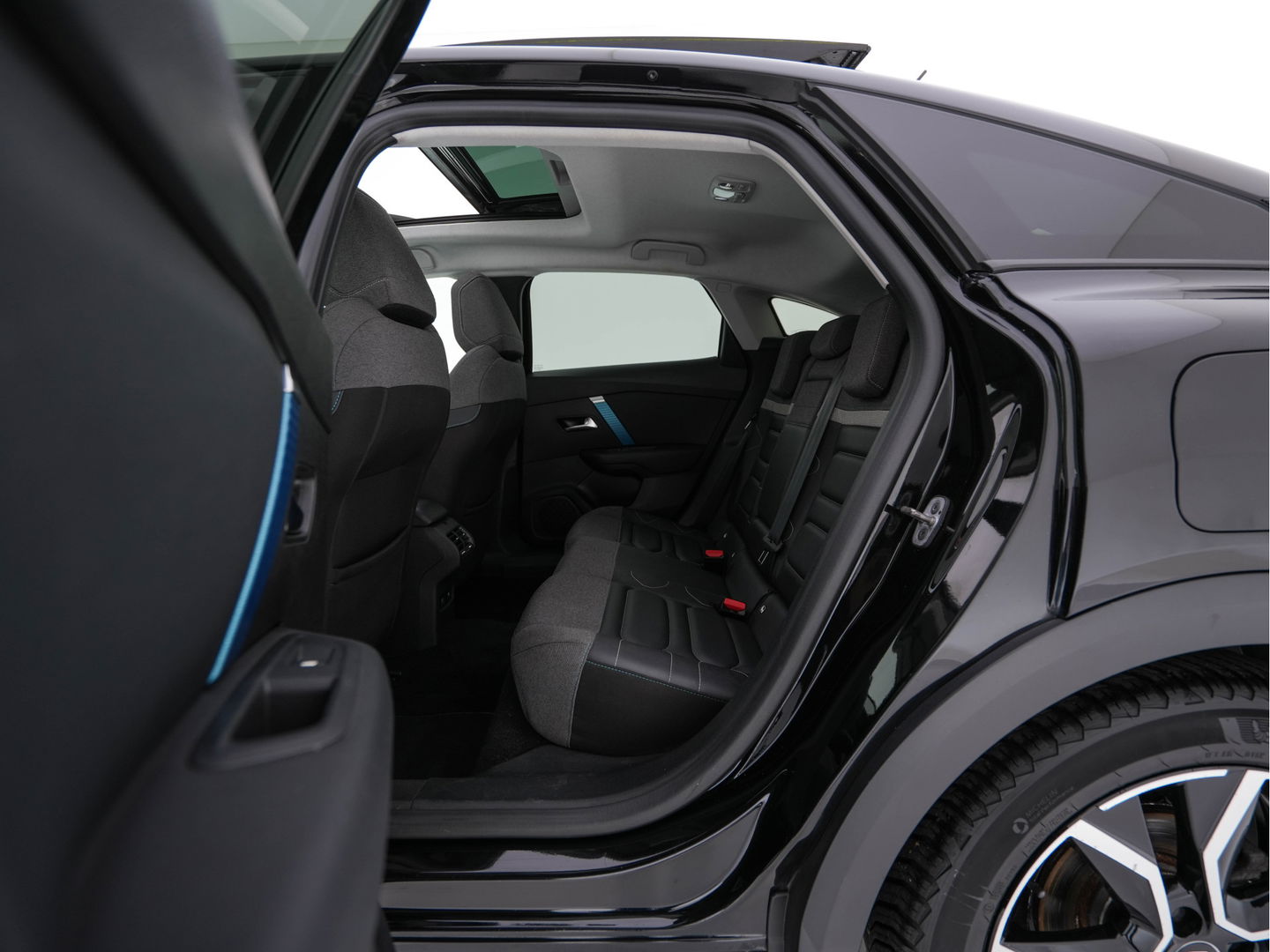 Citroën Ë-C4 Feel 50 kWh [ 3-Fase-11kW ] (SOH-91%) (INCL-BTW) *PANO | HEAD-UP | LEATHER-FABRIC | FULL-LED | DIGI-COCKPIT | BLINDSPOT | CARPLAY | COMFORT-SEATS | ECC | LANE-ASSIST | KEYLESS | PDC | CRUISE | DAB  | CCS-FASTLOADER | 18''ALU*