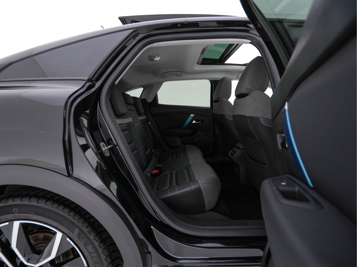 Citroën Ë-C4 Feel 50 kWh [ 3-Fase-11kW ] (SOH-91%) (INCL-BTW) *PANO | HEAD-UP | LEATHER-FABRIC | FULL-LED | DIGI-COCKPIT | BLINDSPOT | CARPLAY | COMFORT-SEATS | ECC | LANE-ASSIST | KEYLESS | PDC | CRUISE | DAB  | CCS-FASTLOADER | 18''ALU*