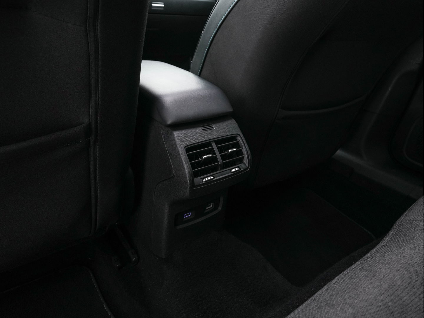 Citroën Ë-C4 Feel 50 kWh [ 3-Fase-11kW ] (SOH-91%) (INCL-BTW) *PANO | HEAD-UP | LEATHER-FABRIC | FULL-LED | DIGI-COCKPIT | BLINDSPOT | CARPLAY | COMFORT-SEATS | ECC | LANE-ASSIST | KEYLESS | PDC | CRUISE | DAB  | CCS-FASTLOADER | 18''ALU*