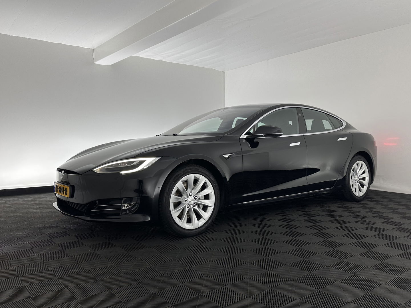 Tesla Model S 75D Base [ 3-Fase ] {SOH-85%} (INCL-BTW) Aut. *PANO-WINDOW | LEATHER | AIR-SUSPENION | FULL-LED | NAVI-FULLMAP | KEYLESS | MEMORY-PACK | HEATED-COMFORTSEATS | DIGI-COCKPIT | CARBON-INLAY | AUTO-PILOT | 19"ALU*