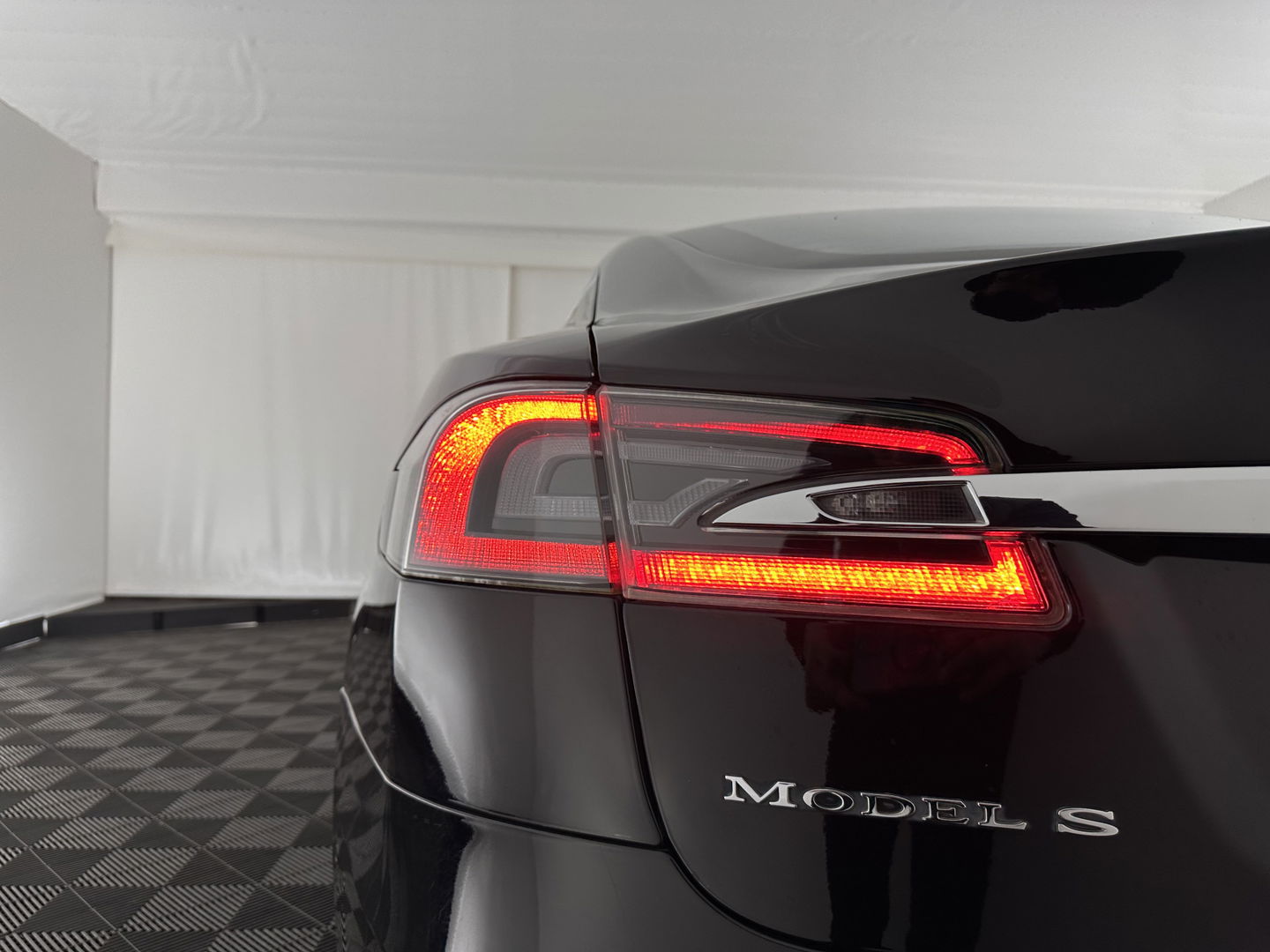 Tesla Model S 75D Base [ 3-Fase ] {SOH-85%} (INCL-BTW) Aut. *PANO-WINDOW | LEATHER | AIR-SUSPENION | FULL-LED | NAVI-FULLMAP | KEYLESS | MEMORY-PACK | HEATED-COMFORTSEATS | DIGI-COCKPIT | CARBON-INLAY | AUTO-PILOT | 19"ALU*