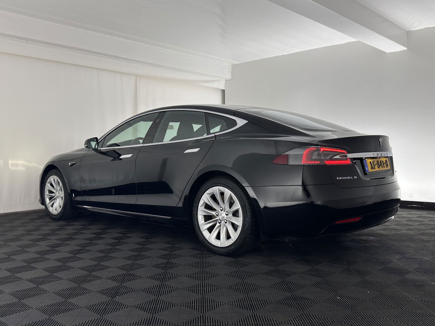 Tesla Model S 75D Base [ 3-Fase ] {SOH-85%} (INCL-BTW) Aut. *PANO-WINDOW | LEATHER | AIR-SUSPENION | FULL-LED | NAVI-FULLMAP | KEYLESS | MEMORY-PACK | HEATED-COMFORTSEATS | DIGI-COCKPIT | CARBON-INLAY | AUTO-PILOT | 19"ALU*