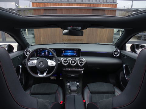 Mercedes-Benz A-Klasse 180d Bns Sol. AMG-pakket / Burmester / dakraam / LED