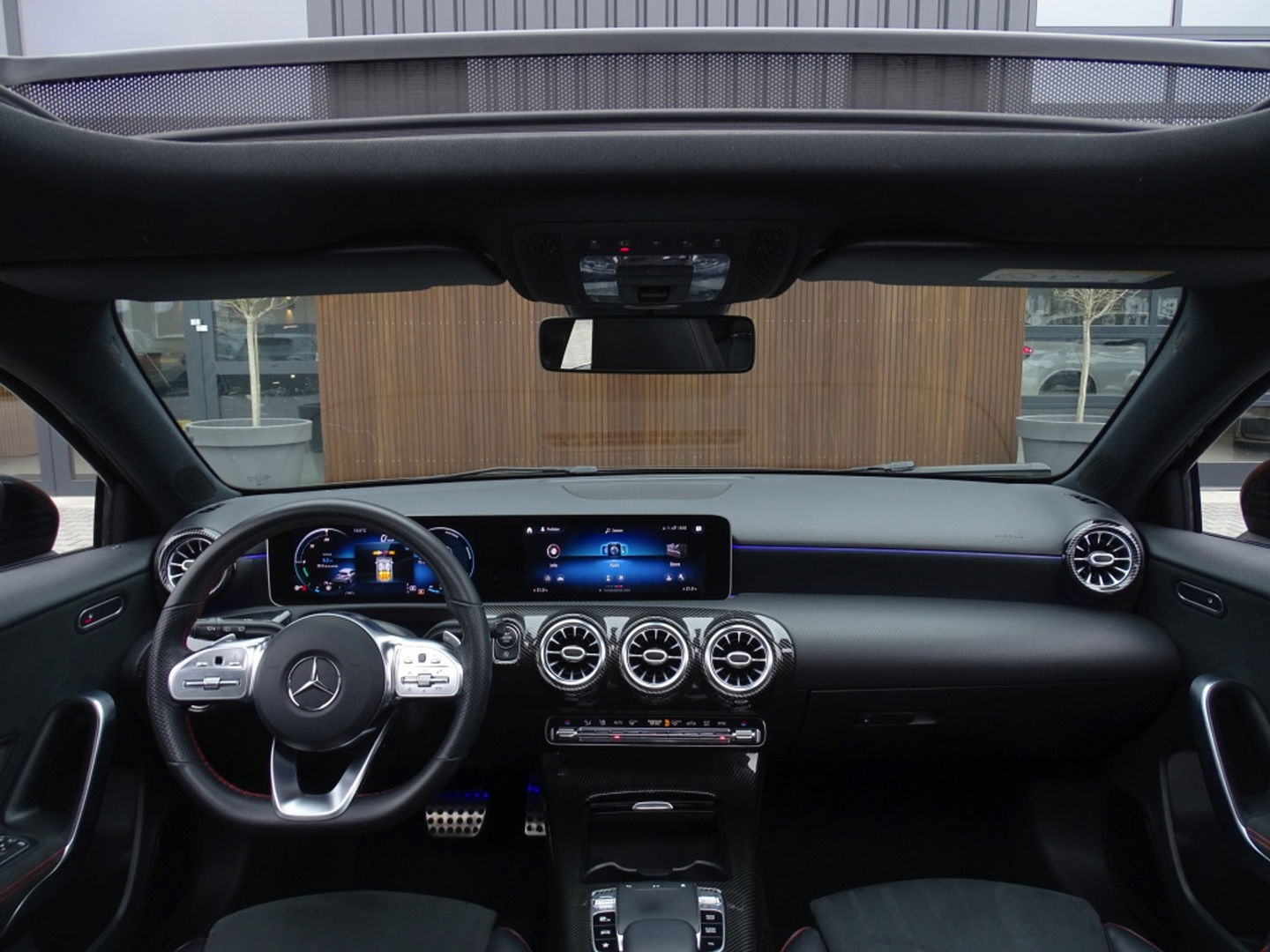 Mercedes-Benz A-Klasse 180d Bns Sol. AMG-pakket / Burmester / dakraam / LED