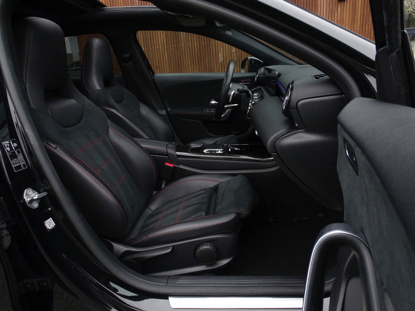 Mercedes-Benz A-Klasse 180d Bns Sol. AMG-pakket / Burmester / dakraam / LED