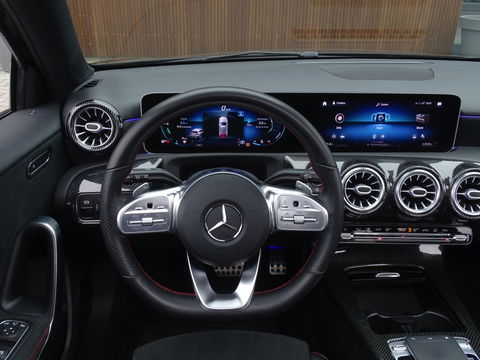 Mercedes-Benz A-Klasse 180d Bns Sol. AMG-pakket / Burmester / dakraam / LED
