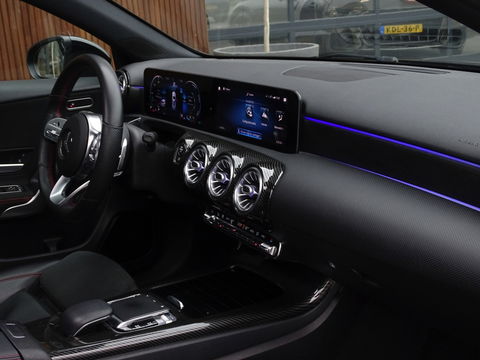 Mercedes-Benz A-Klasse 180d Bns Sol. AMG-pakket / Burmester / dakraam / LED