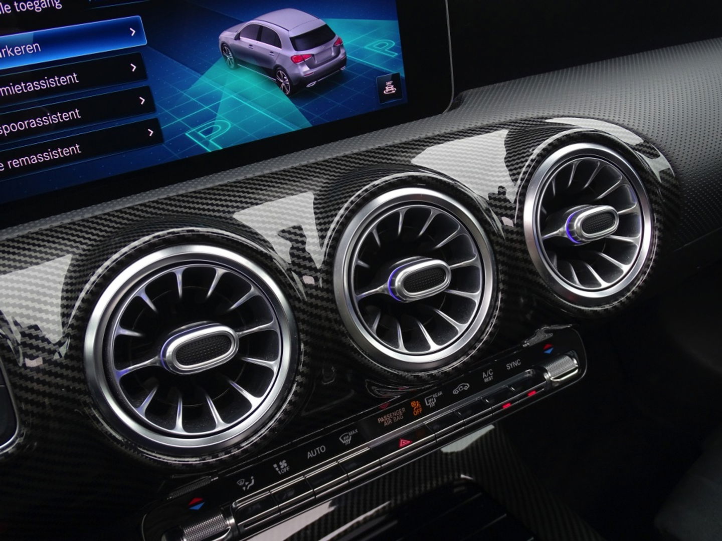 Mercedes-Benz A-Klasse 180d Bns Sol. AMG-pakket / Burmester / dakraam / LED