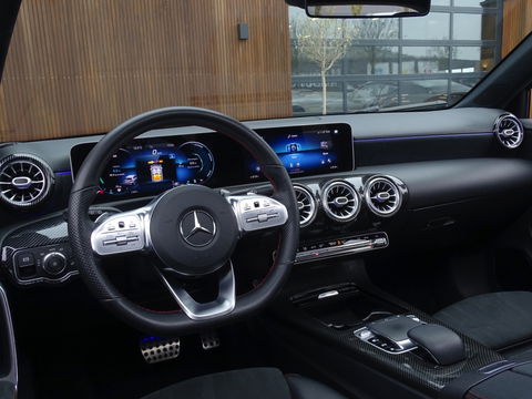 Mercedes-Benz A-Klasse 180d Bns Sol. AMG-pakket / Burmester / dakraam / LED