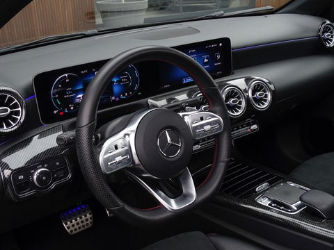 Mercedes-Benz A-Klasse 180d Bns Sol. AMG-pakket / Burmester / dakraam / LED