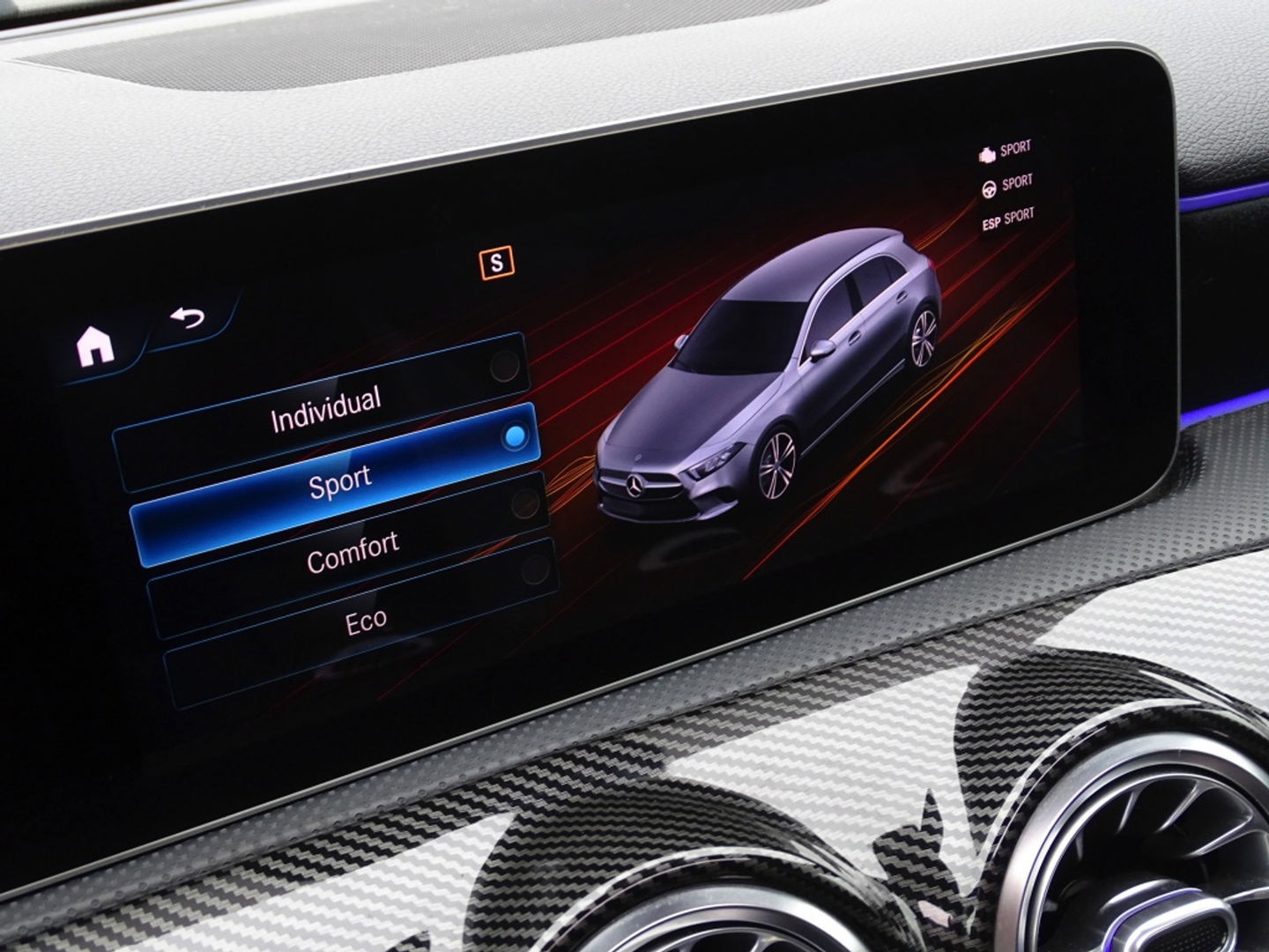 Mercedes-Benz A-Klasse 180d Bns Sol. AMG-pakket / Burmester / dakraam / LED