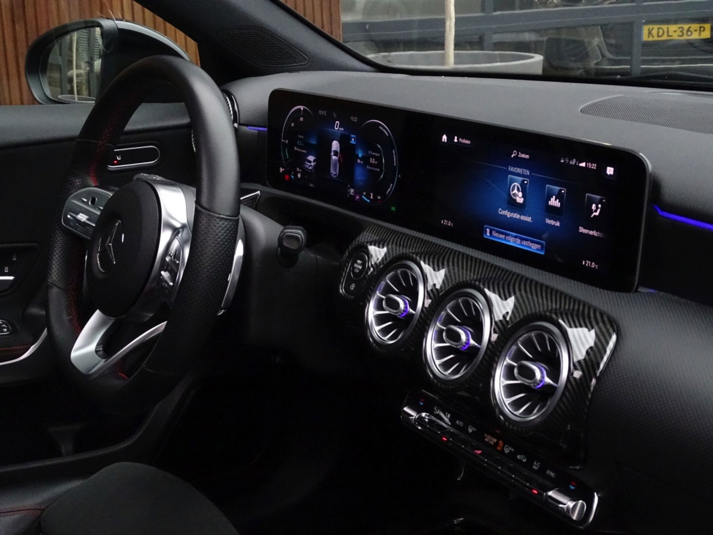 Mercedes-Benz A-Klasse 180d Bns Sol. AMG-pakket / Burmester / dakraam / LED