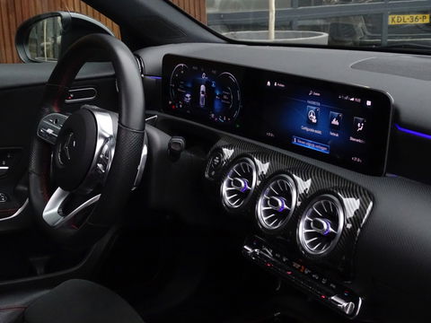 Mercedes-Benz A-Klasse 180d Bns Sol. AMG-pakket / Burmester / dakraam / LED