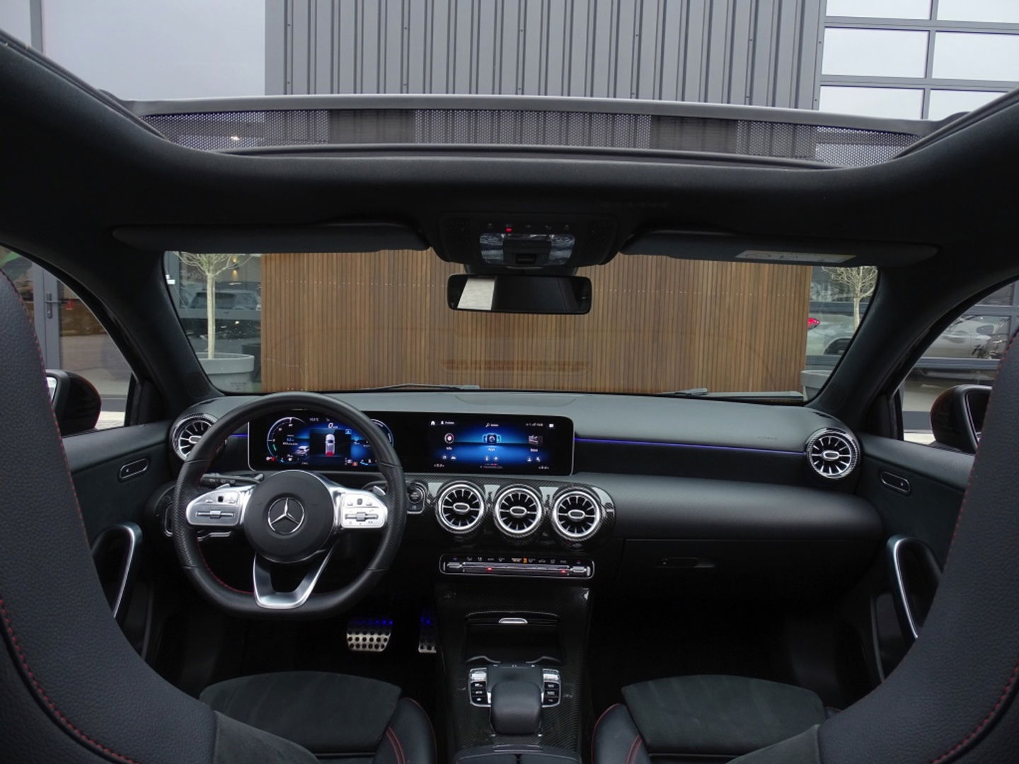 Mercedes-Benz A-Klasse 180d Bns Sol. AMG-pakket / Burmester / dakraam / LED