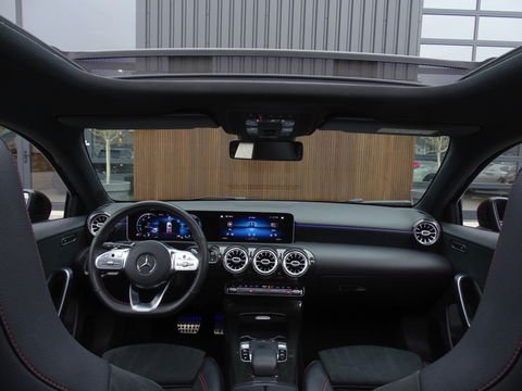 Mercedes-Benz A-Klasse 180d Bns Sol. AMG-pakket / Burmester / dakraam / LED