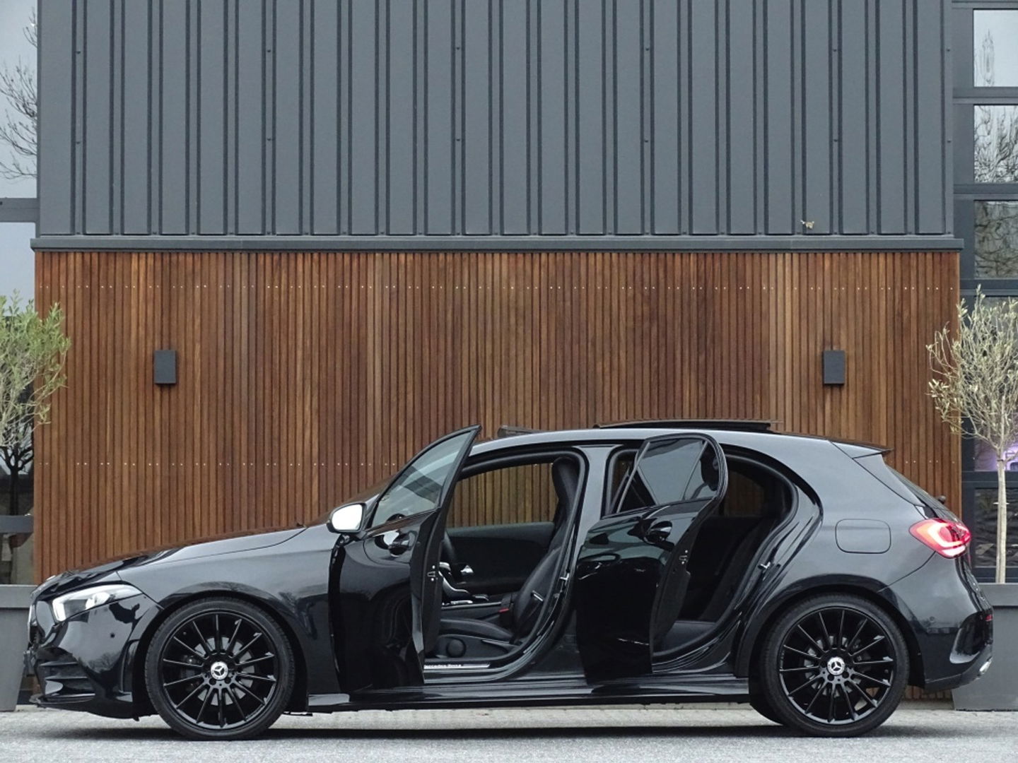 Mercedes-Benz A-Klasse 180d Bns Sol. AMG-pakket / Burmester / dakraam / LED