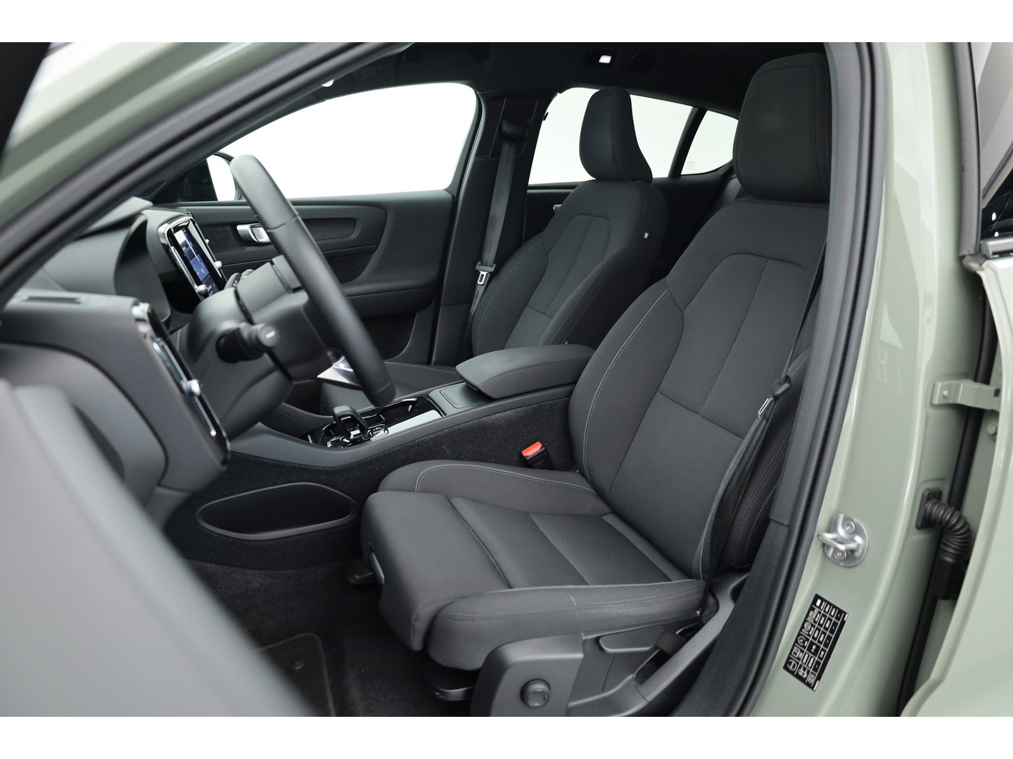 Volvo C40 Single Motor Core 69 kWh | 438 Km | Trekhaak | Google | Stoel + stuurverw. | Warmtepomp |