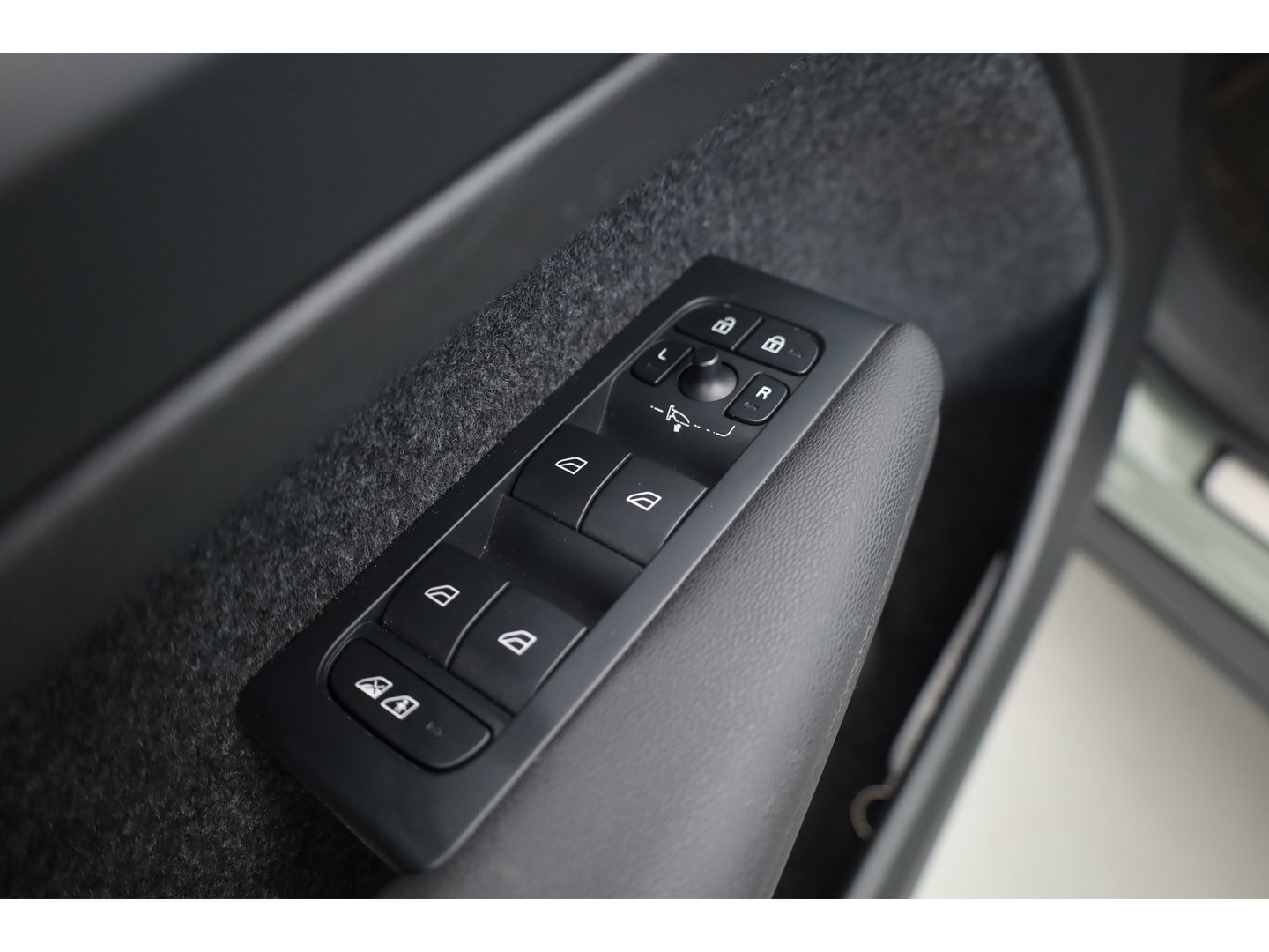 Volvo C40 Single Motor Core 69 kWh | 438 Km | Trekhaak | Google | Stoel + stuurverw. | Warmtepomp |