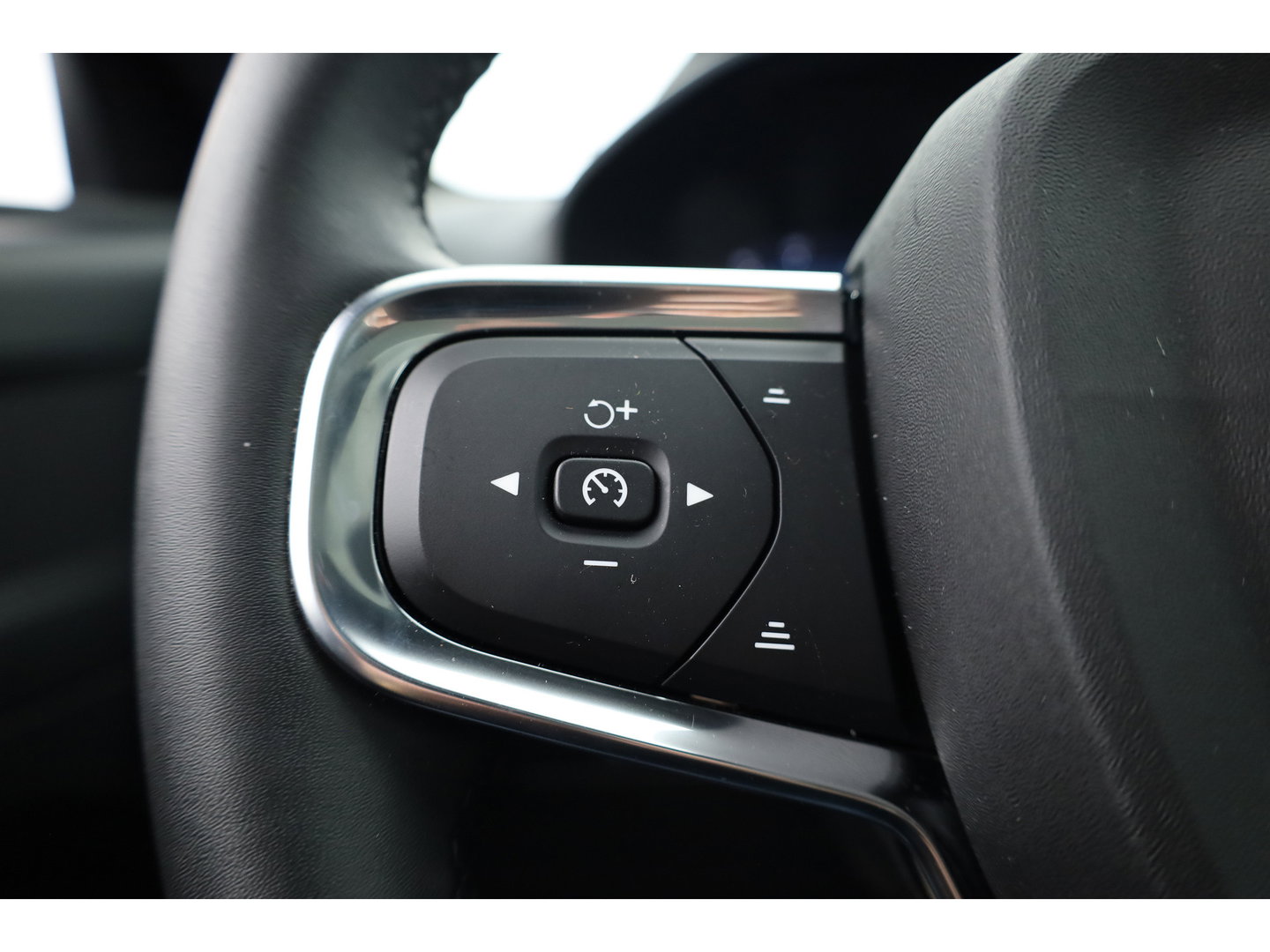 Volvo C40 Single Motor Core 69 kWh | 438 Km | Trekhaak | Google | Stoel + stuurverw. | Warmtepomp |