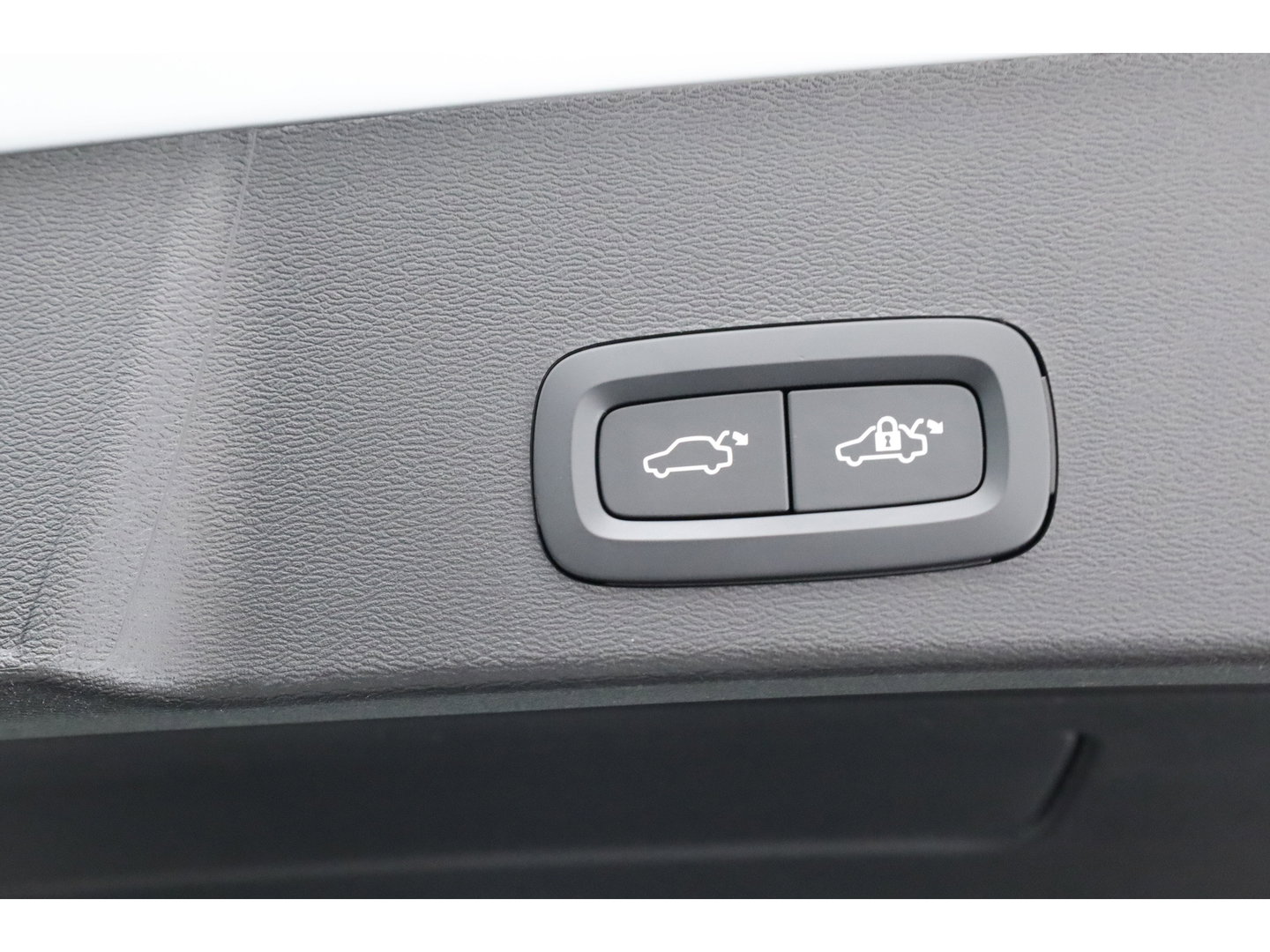 Volvo XC40 1.5 T4 Plug-in hybrid Plus Dark | 360 camera | elek. stoelen + verwarmd | H&K Audio |