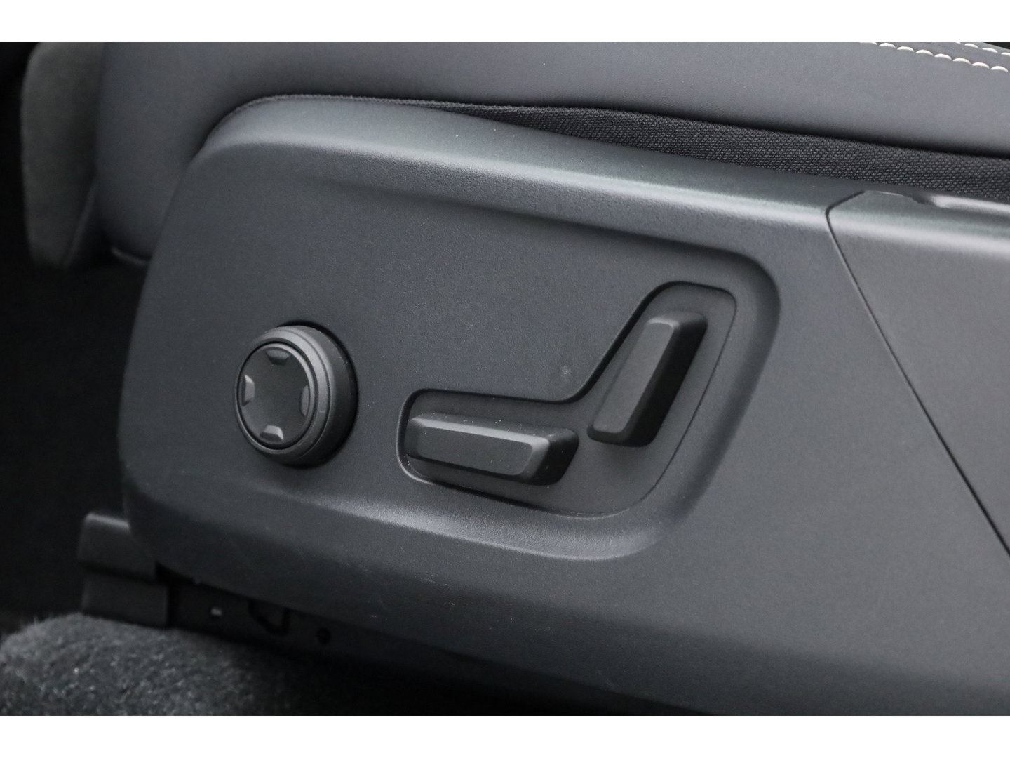 Volvo XC40 1.5 T4 Plug-in hybrid Plus Dark | 360 camera | elek. stoelen + verwarmd | H&K Audio |