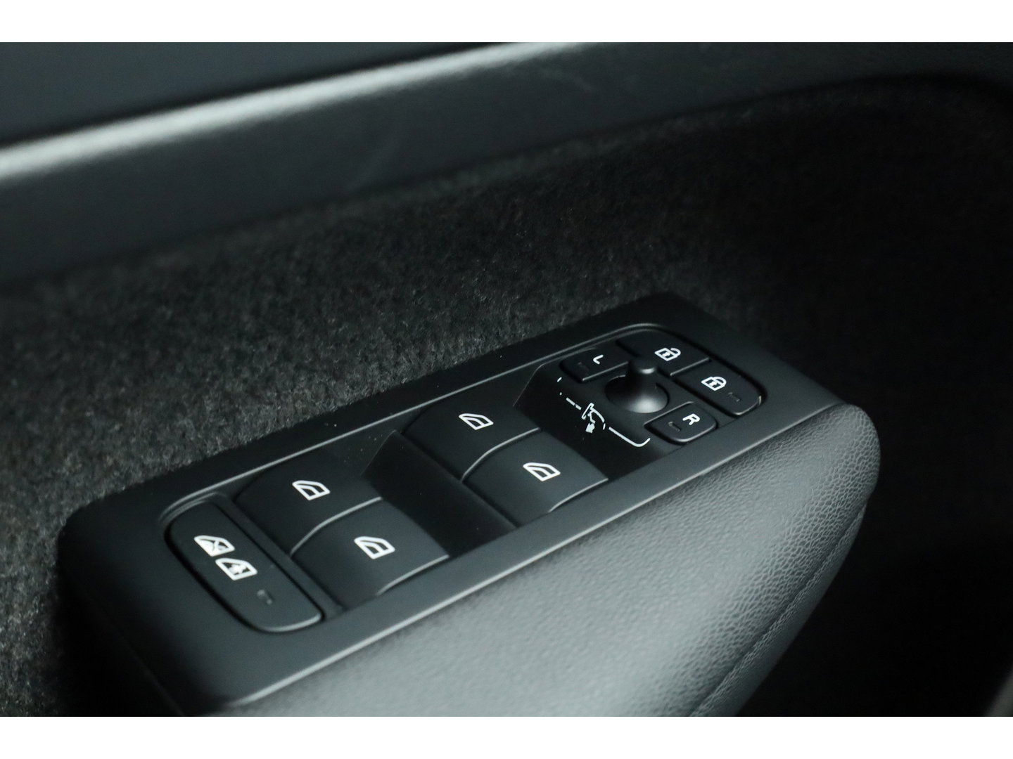 Volvo XC40 1.5 T4 Plug-in hybrid Plus Dark | 360 camera | elek. stoelen + verwarmd | H&K Audio |