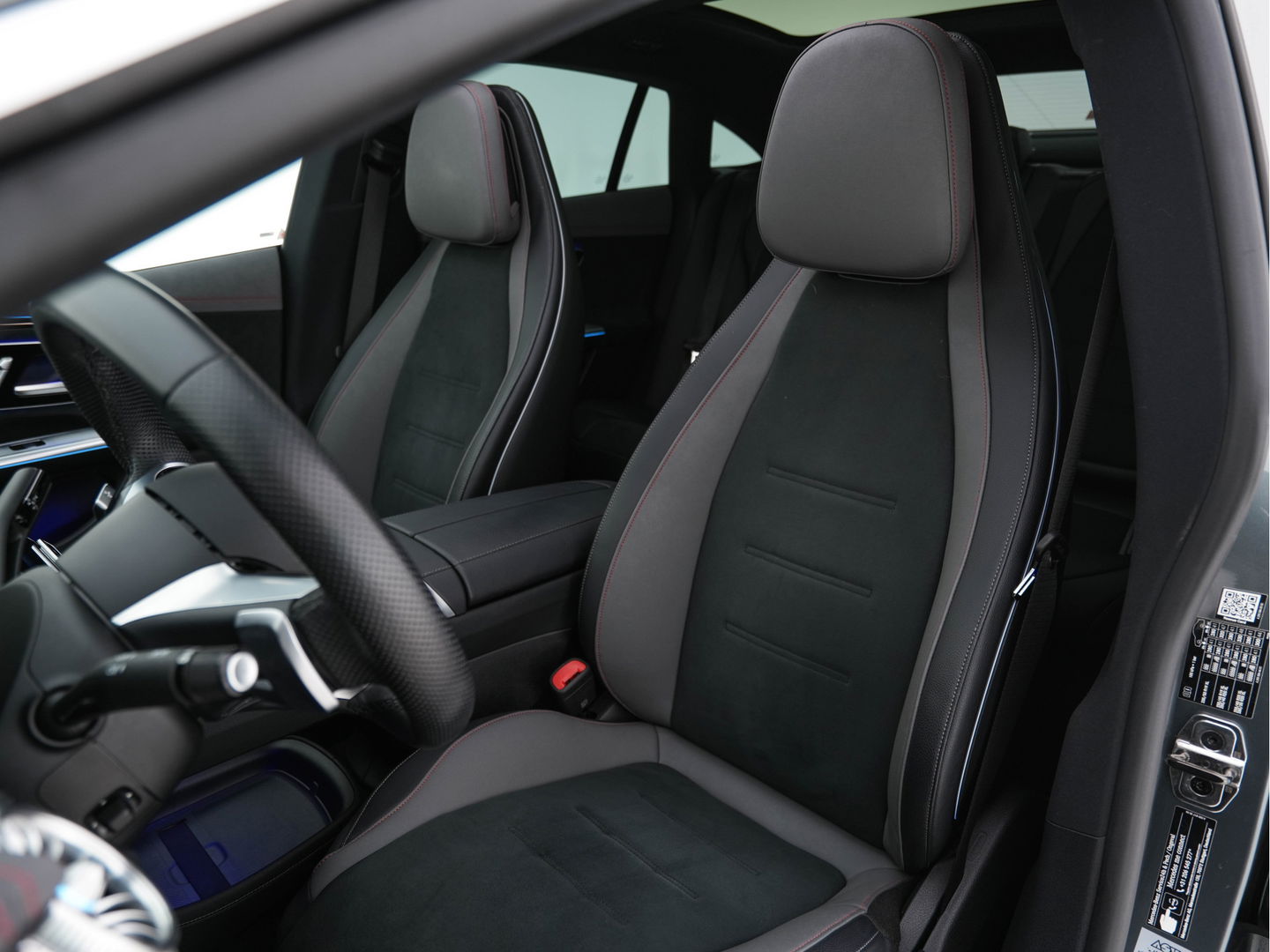 Mercedes-Benz EQE 350+ AMG-Line Launch-Edition 91 kWh [ 3-Fase-22kW ] Aut. *PANO | BURMESTER-SURROUND | ADAPTIVE-CRUISE | BLINDSPOT | LEATHER-MICROFIBRE | FULL-LED | AMBIENTLIGHT | MEMORY-PACK | DIGI-COCKPIT | SPORTSEATS | CAMERA | KEYLESS | DAB+ | CARPLAY |