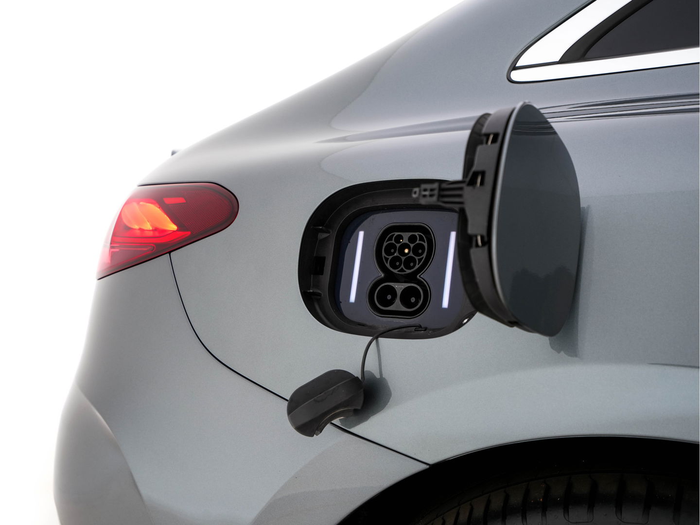 Mercedes-Benz EQE 350+ AMG-Line Launch-Edition 91 kWh [ 3-Fase-22kW ] Aut. *PANO | BURMESTER-SURROUND | ADAPTIVE-CRUISE | BLINDSPOT | LEATHER-MICROFIBRE | FULL-LED | AMBIENTLIGHT | MEMORY-PACK | DIGI-COCKPIT | SPORTSEATS | CAMERA | KEYLESS | DAB+ | CARPLAY |