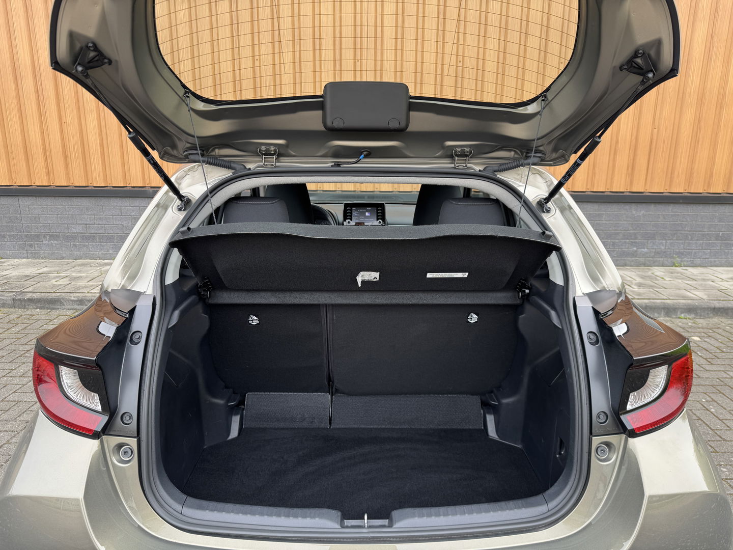 Toyota Yaris 1.5 VVT-i Active | Apple Carplay | Android Auto | Camera | Origineel Nederlands | Adaptieve Cruise Control | Lane Assist | DAB+ | Grootlichtassistent | Isofix | Airconditioning |