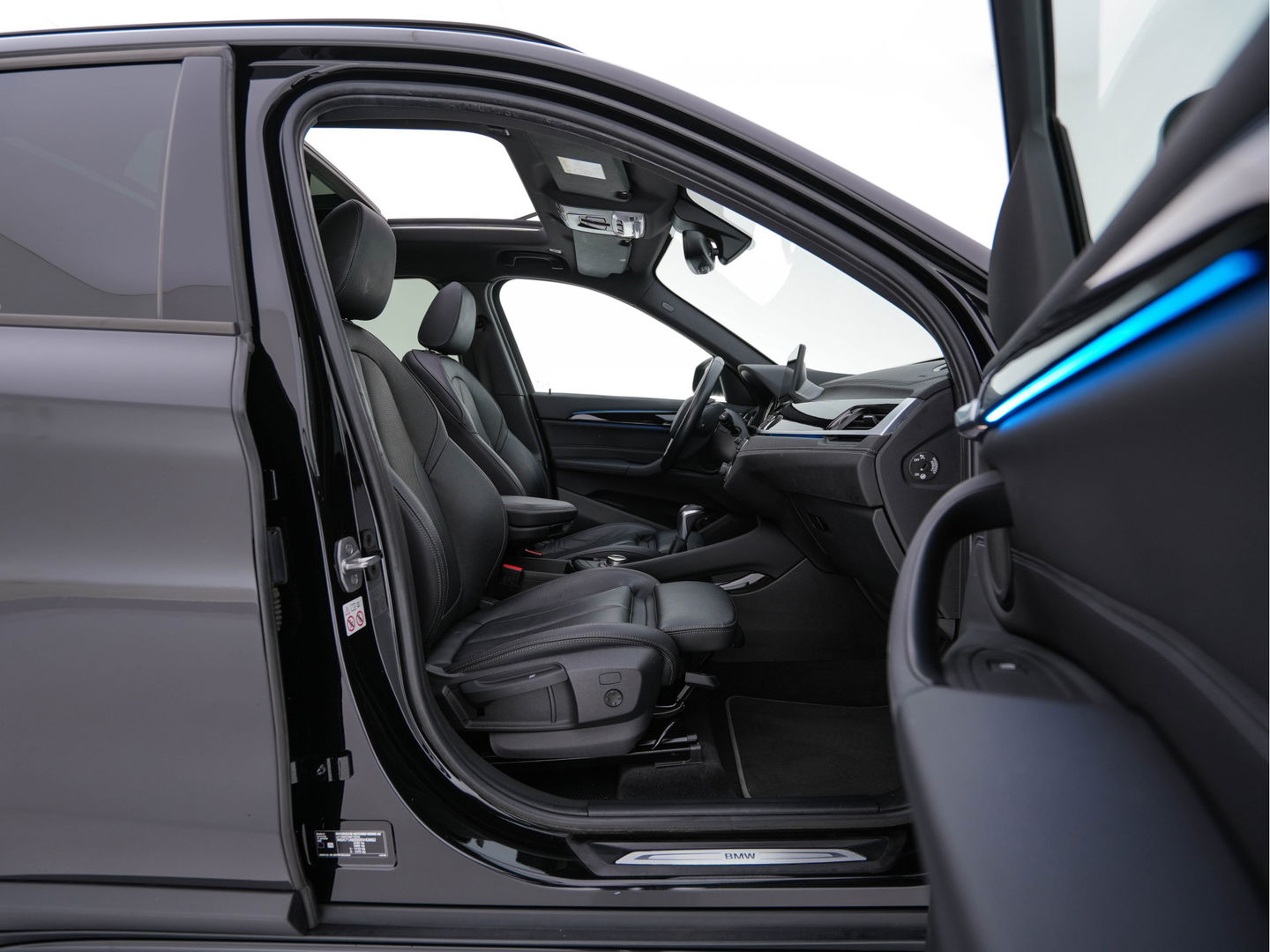 BMW X1 xDrive25e Sportline Business Edition Plus (Plug-In) (INCL-BTW) Aut. *PANO | LEATHER | FULL-LED | HEATED-SPORTSEATS | HIFI-SYSTEM | CAMERA | PRIVACYGLASS | NAVI-FULLMAP | ECC | HEAD-UP | PDC | KEYLESS | DAB | CRUISE | TOWBAR | AMBIENTLIGHT | 18