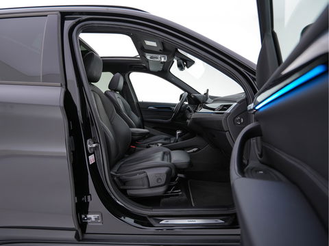 BMW X1 xDrive25e Sportline Business Edition Plus (Plug-In) (INCL-BTW) Aut. *PANO | LEATHER | FULL-LED | HEATED-SPORTSEATS | HIFI-SYSTEM | CAMERA | PRIVACYGLASS | NAVI-FULLMAP | ECC | HEAD-UP | PDC | KEYLESS | DAB | CRUISE | TOWBAR | AMBIENTLIGHT | 18