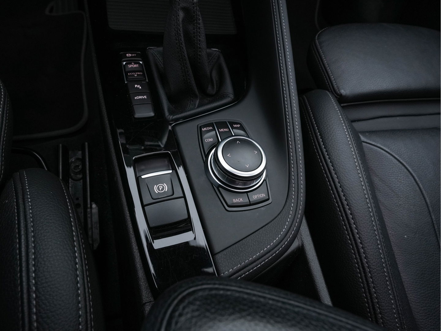 BMW X1 xDrive25e Sportline Business Edition Plus (Plug-In) (INCL-BTW) Aut. *PANO | LEATHER | FULL-LED | HEATED-SPORTSEATS | HIFI-SYSTEM | CAMERA | PRIVACYGLASS | NAVI-FULLMAP | ECC | HEAD-UP | PDC | KEYLESS | DAB | CRUISE | TOWBAR | AMBIENTLIGHT | 18